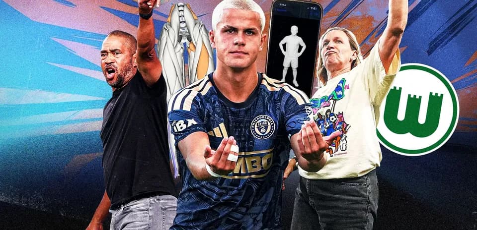 Entrenador, jugador y aficionada mostrando entusiasmo deportivo