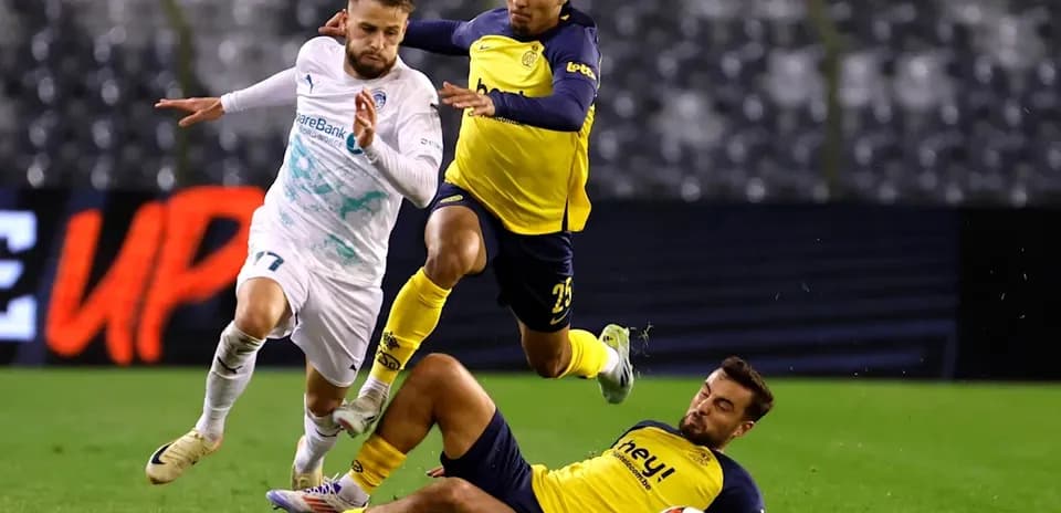 Jugadores compitiendo por el balón en el campo