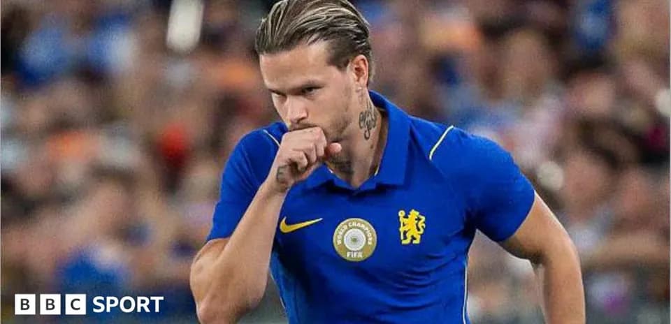 Jugador de Chelsea con camiseta azul en el campo