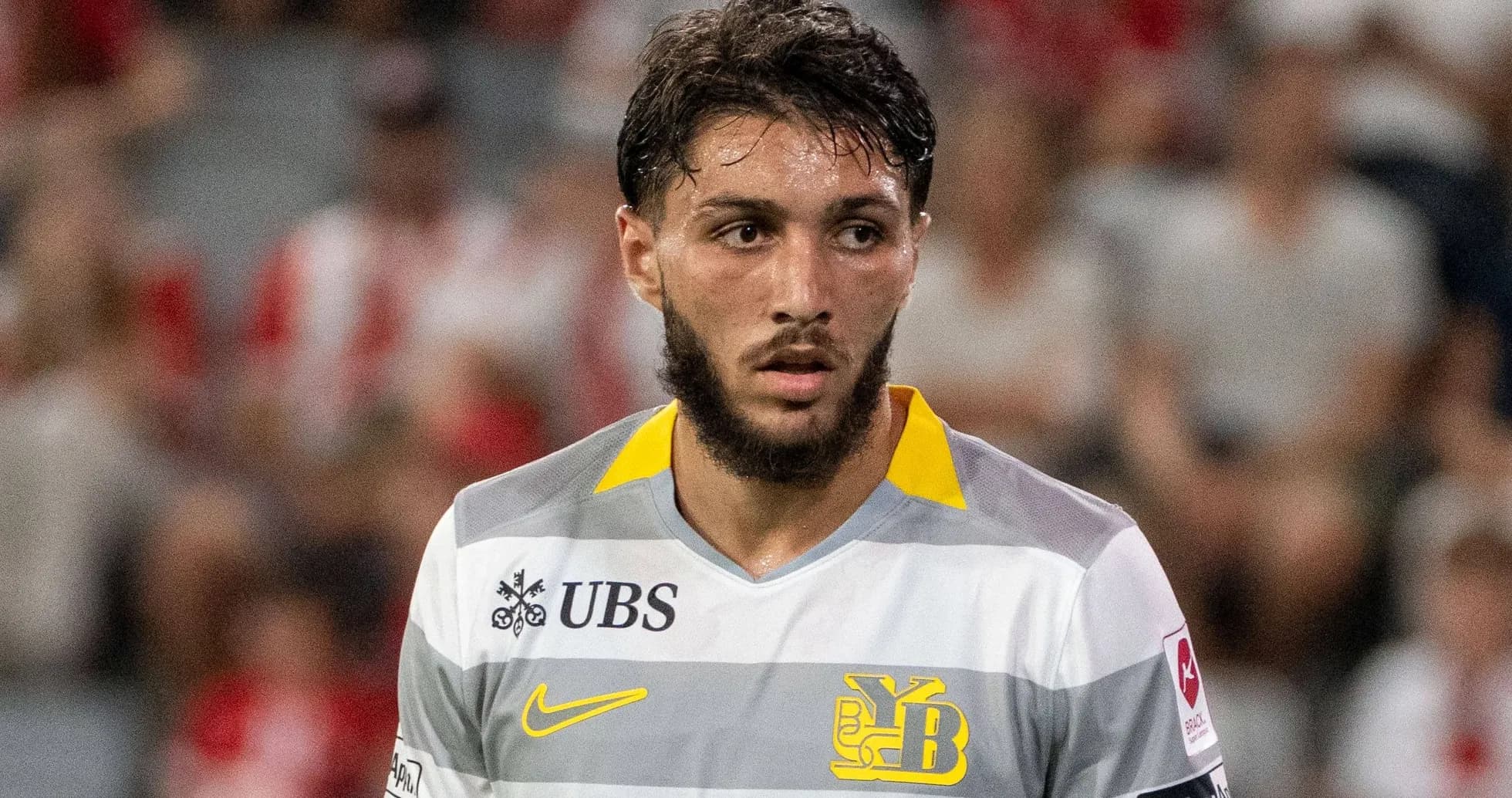 Jugador de fútbol en uniforme de YB durante partido