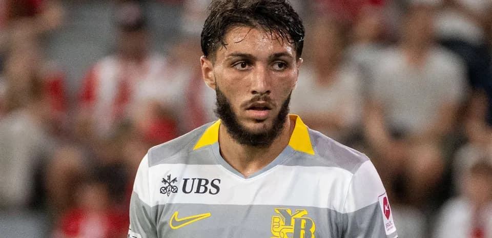 Jugador de fútbol en uniforme de YB durante partido