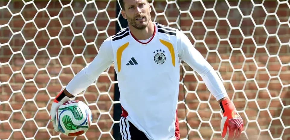Portero alemán sosteniendo balón en entrenamiento