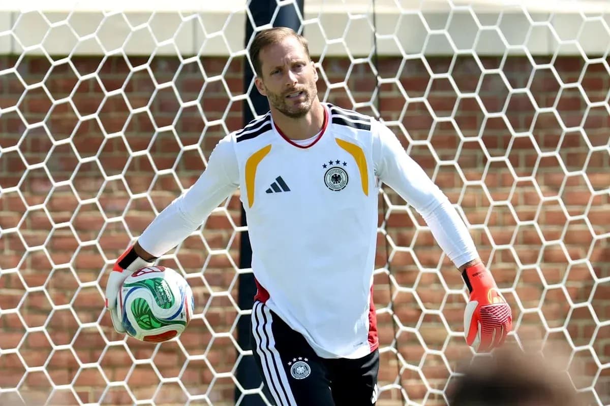 Portero alemán sosteniendo balón en entrenamiento
