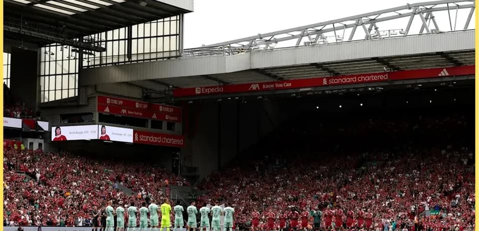 Equipos alineados en homenaje en Anfield