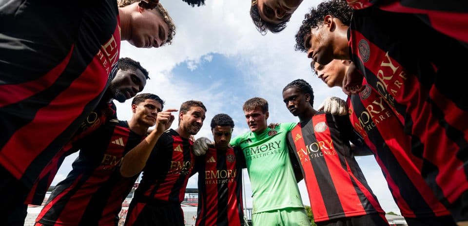 Equipo de Atlanta United II en huddle