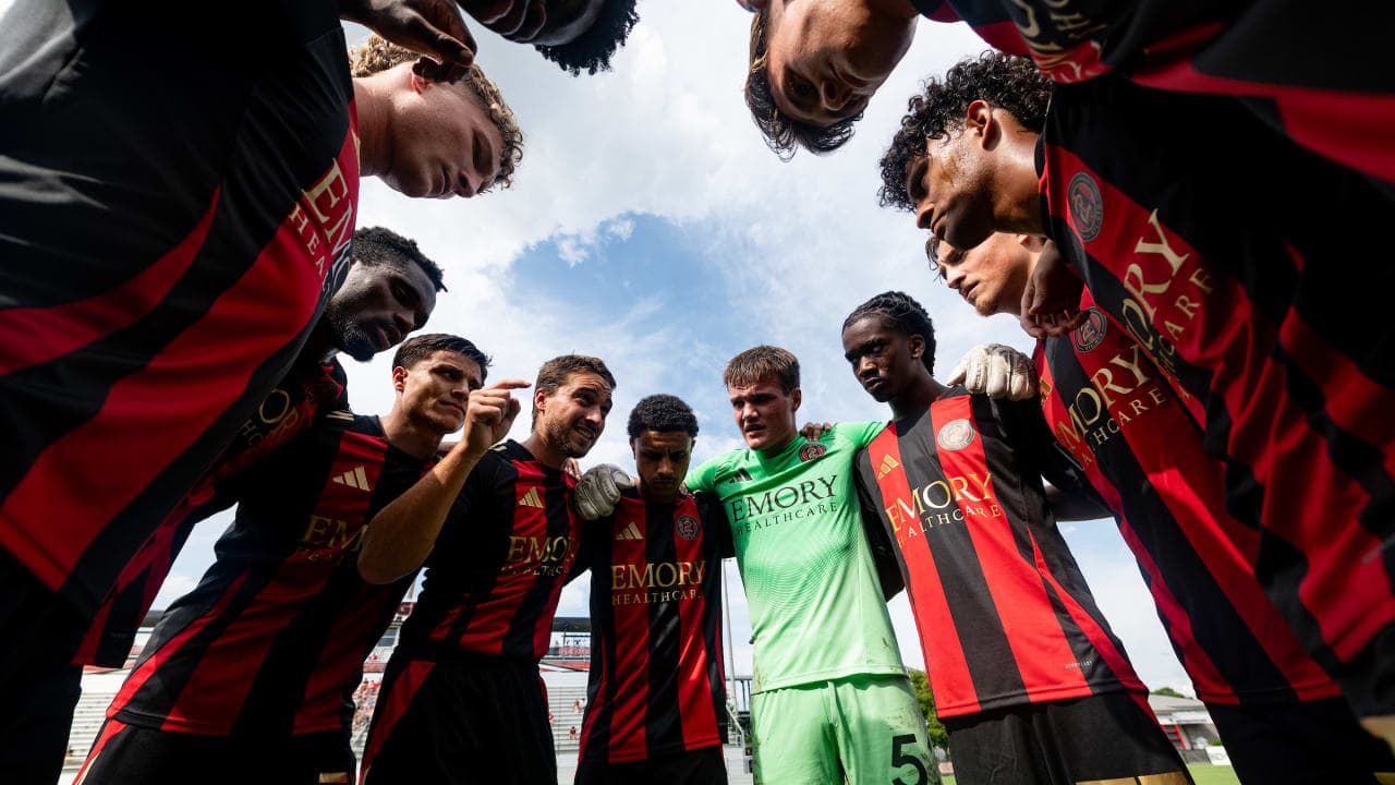 Equipo de Atlanta United II en huddle