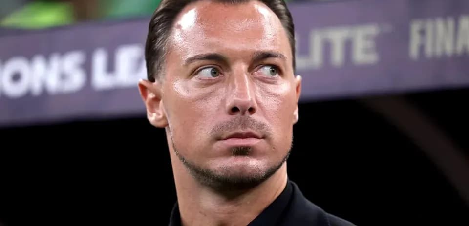 Entrenador observando el partido desde la línea lateral
