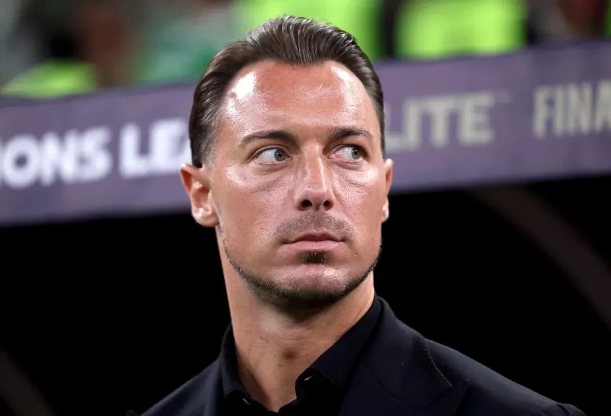 Entrenador observando el partido desde la línea lateral