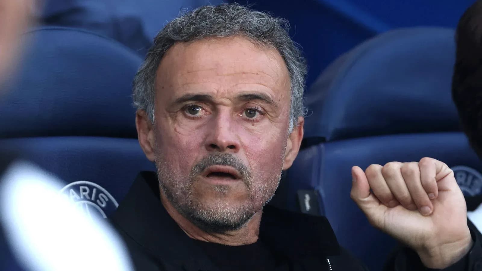 Entrenador en el banquillo durante el partido