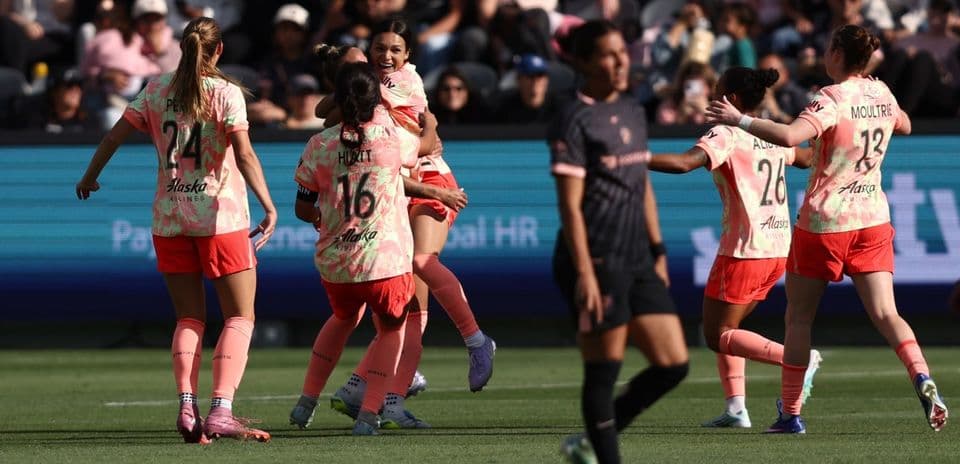Jugadoras celebrando un gol durante el partido