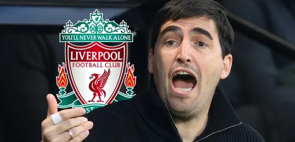 Entrenador hablando durante partido de Liverpool