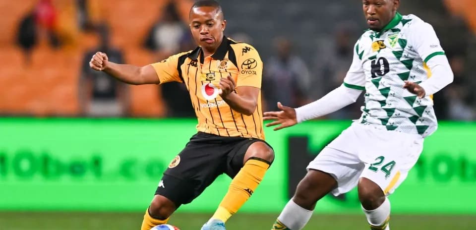 Jugador de Kaizer Chiefs controlando el balón en partido