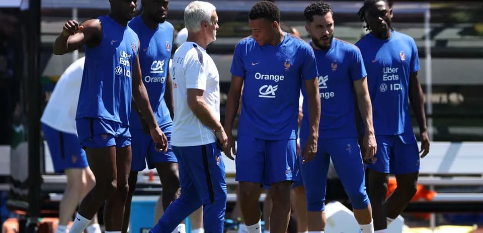 Jugadores de Francia durante sesión de entrenamiento