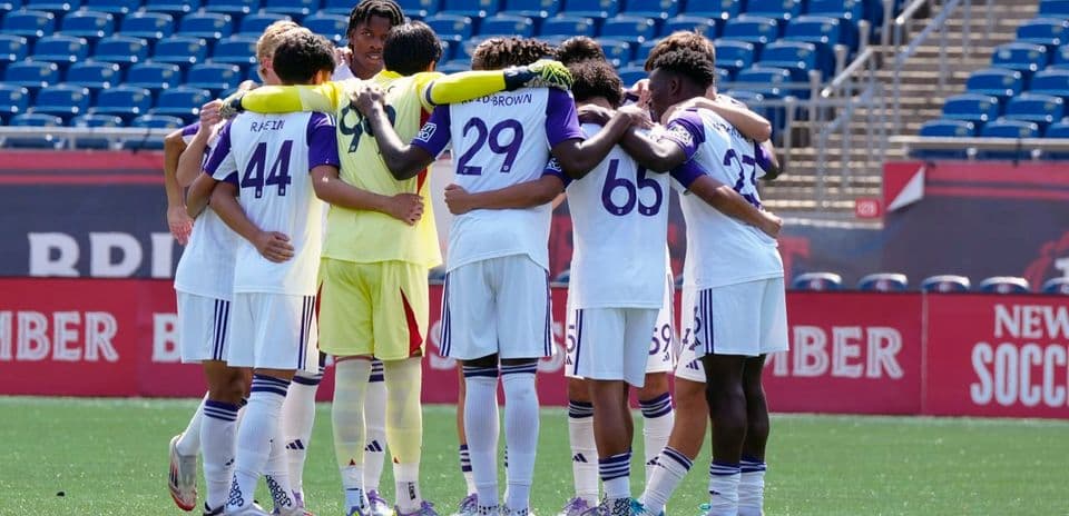 Jugadores de Orlando City II en reunión antes del partido