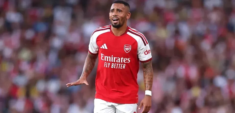 Jugador de Arsenal gesticulando durante el partido