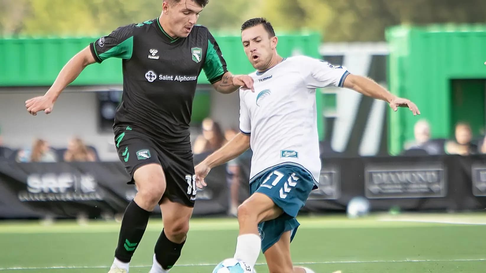 Jugadores en acción durante el partido de fútbol