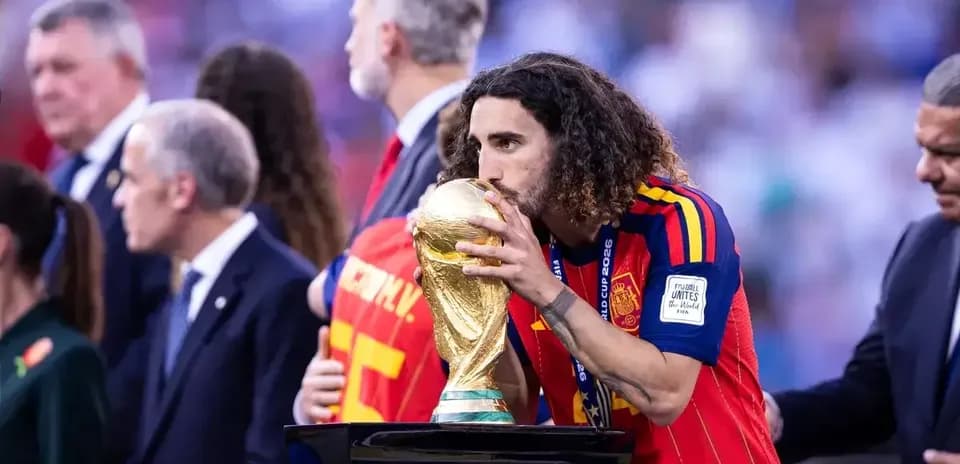Jugador de España besando el trofeo de la Copa del Mundo