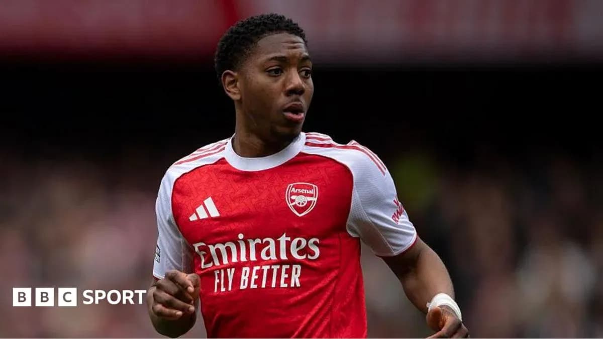 Jugador de Arsenal corriendo durante un partido