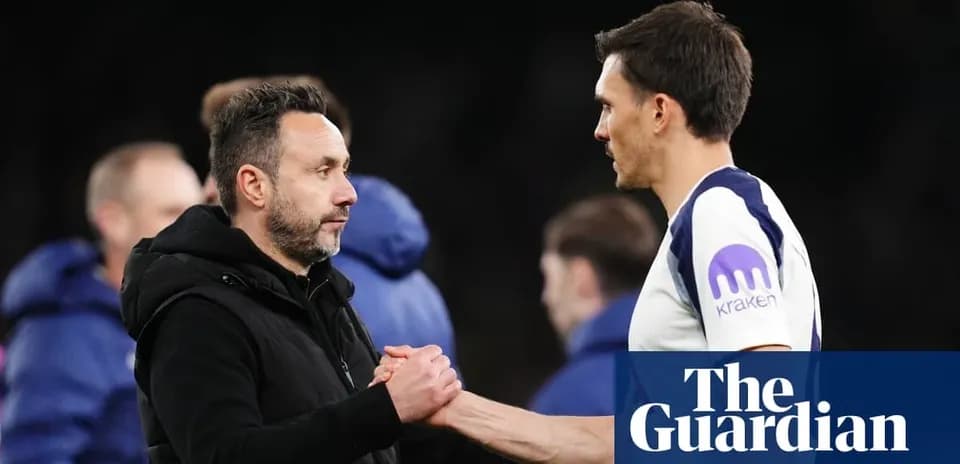 Entrenador y jugador estrechando manos en el campo
