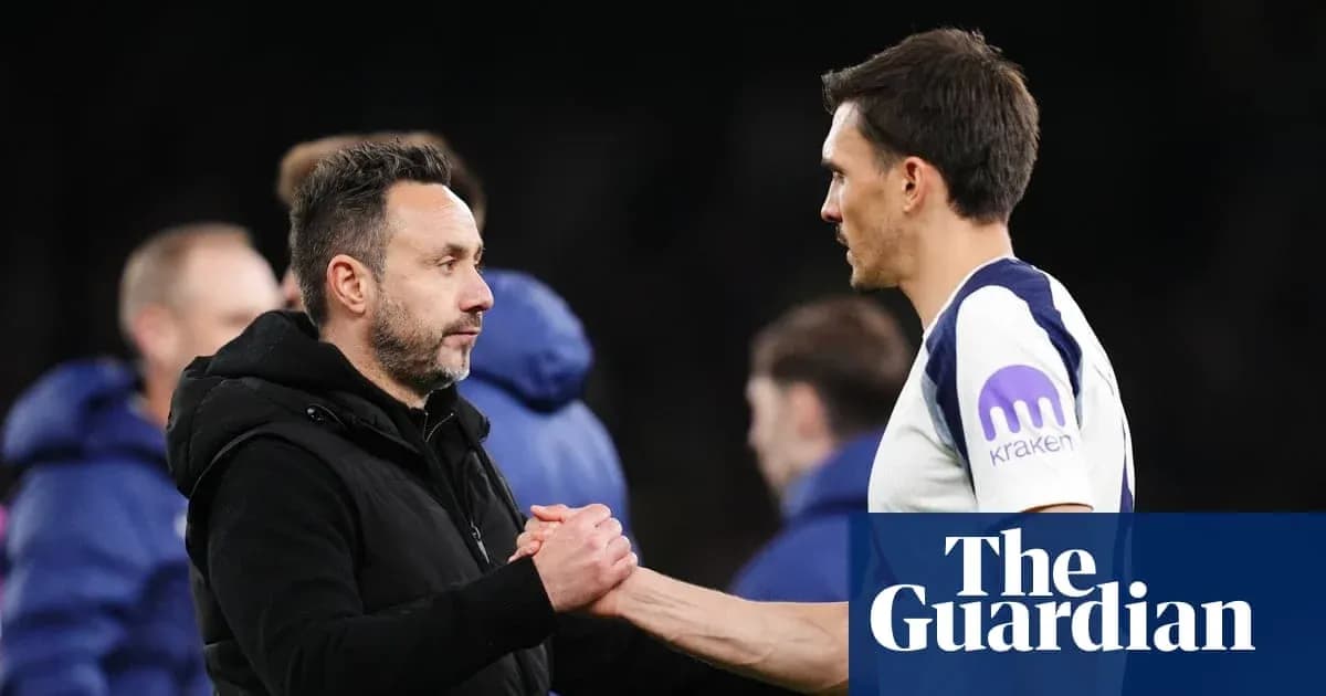 Entrenador y jugador estrechando manos en el campo