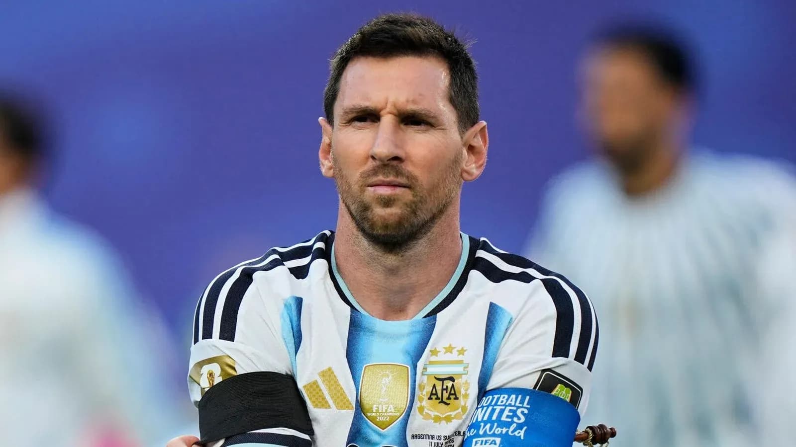 Jugador argentino con camiseta de la selección en partido