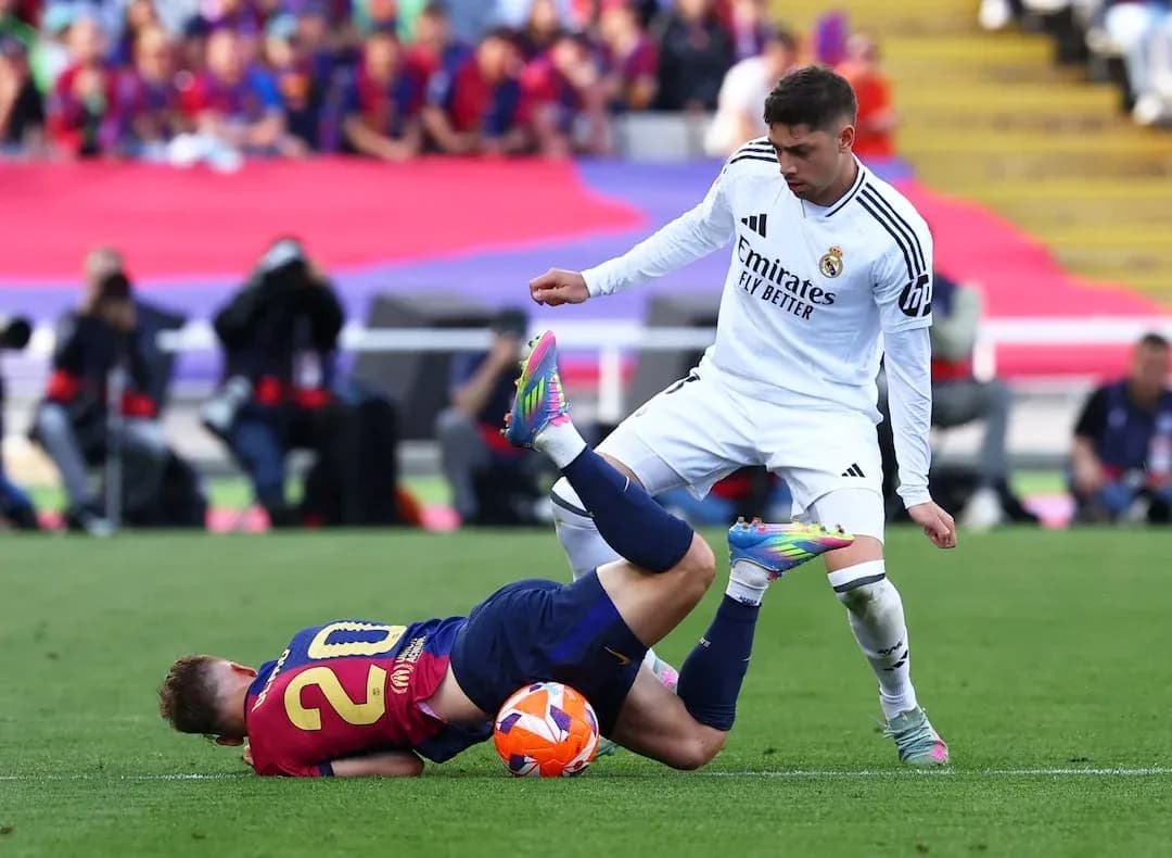 Jugador de Barcelona cae tras falta de Madrid