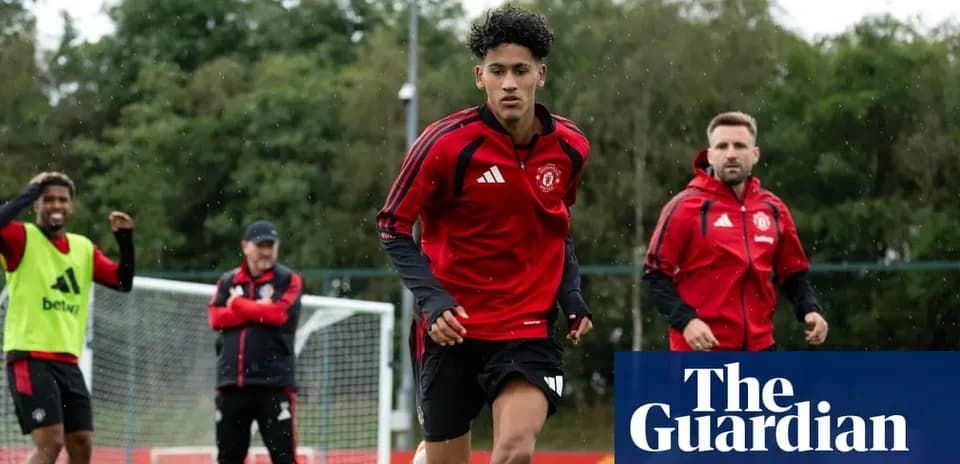 Jugador de Manchester United entrenando en el campo