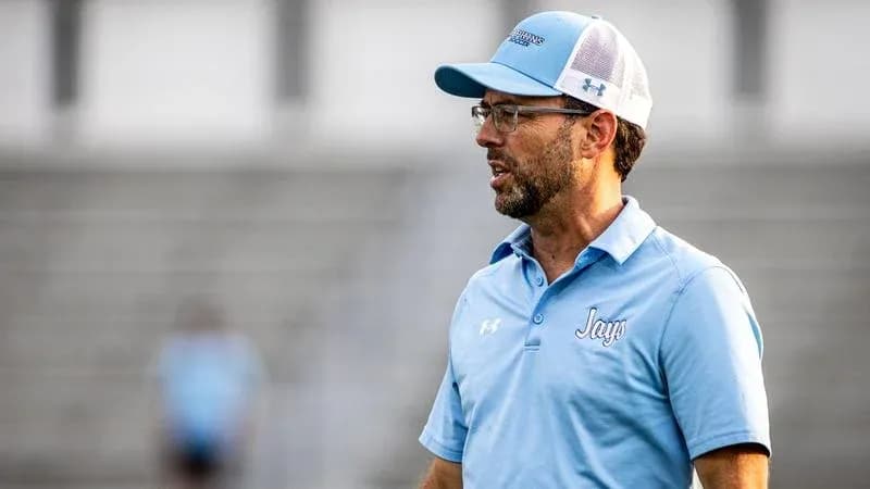 Entrenador hablando durante la sesión de entrenamiento