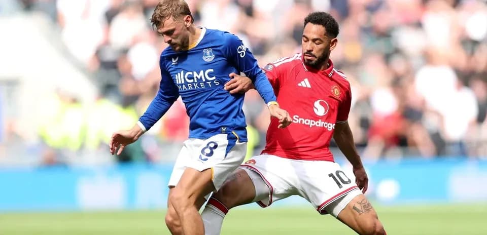 Jugador de Everton y Manchester United compitiendo por el balón