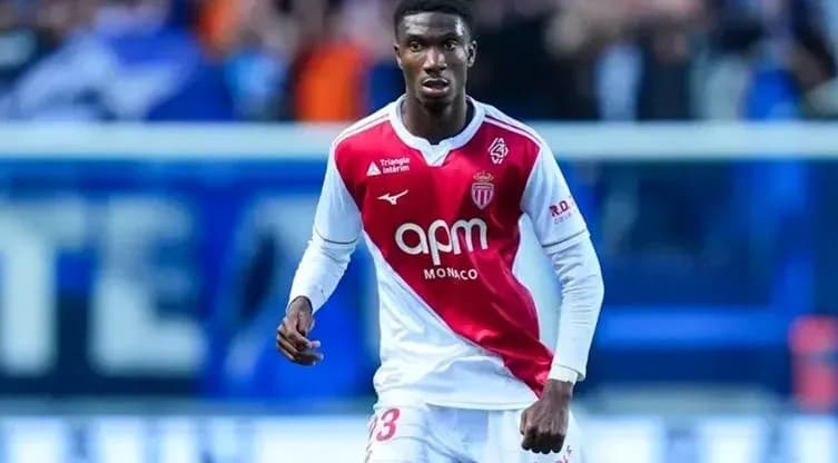 Jugador de AS Mónaco en acción durante el partido