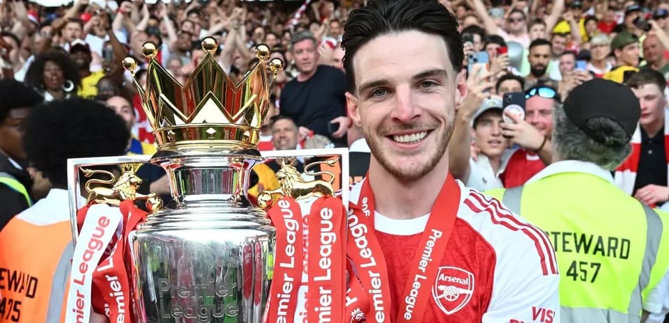 Jugador de Arsenal levantando trofeo de Premier League