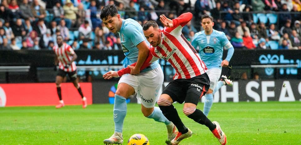 Jugador de Athletic Club luchando por el balón