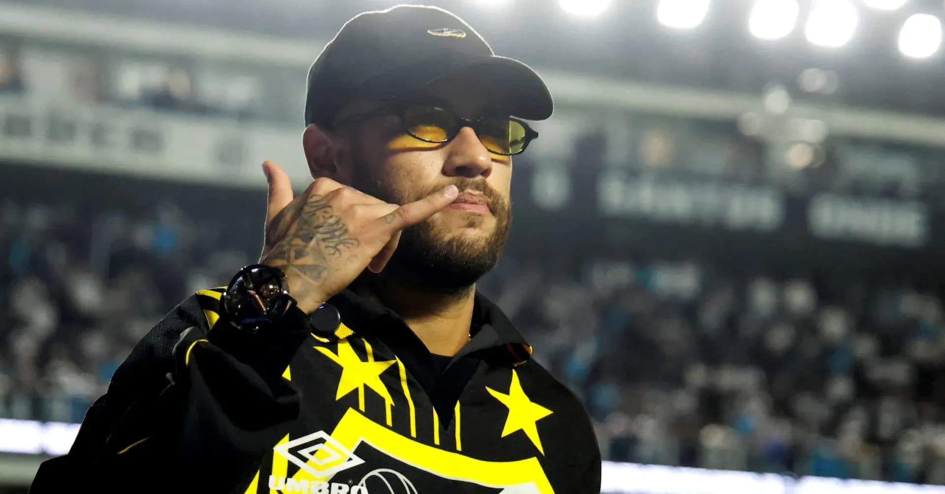 Jugador haciendo el gesto de llamada en el estadio