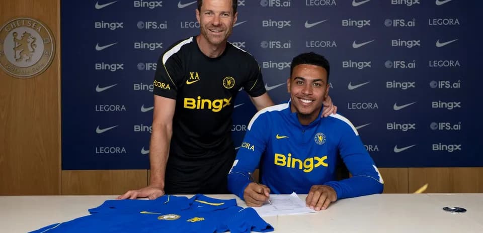 Jugador firmando contrato con entrenador en conferencia