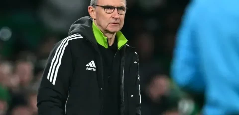 Entrenador observando el partido desde la banda