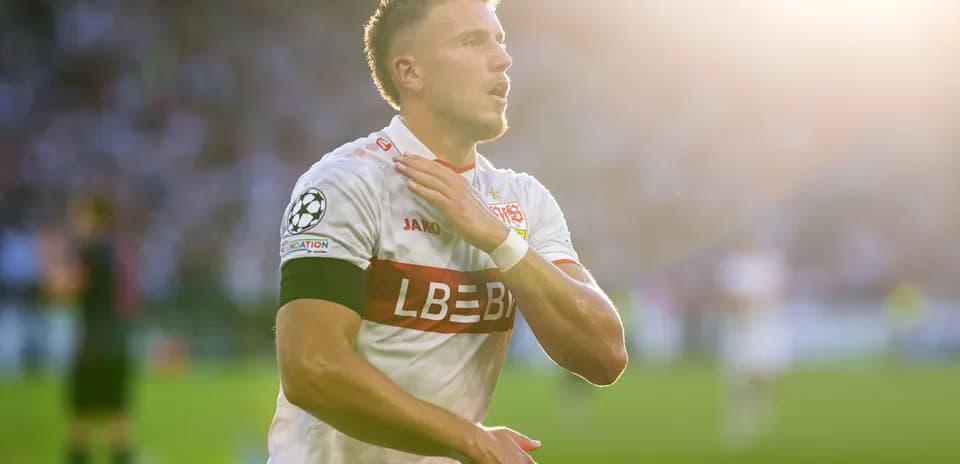 Jugador celebrando con el brazo en el pecho