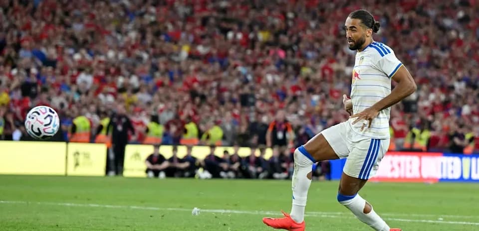 Jugador disparando el balón en partido de fútbol