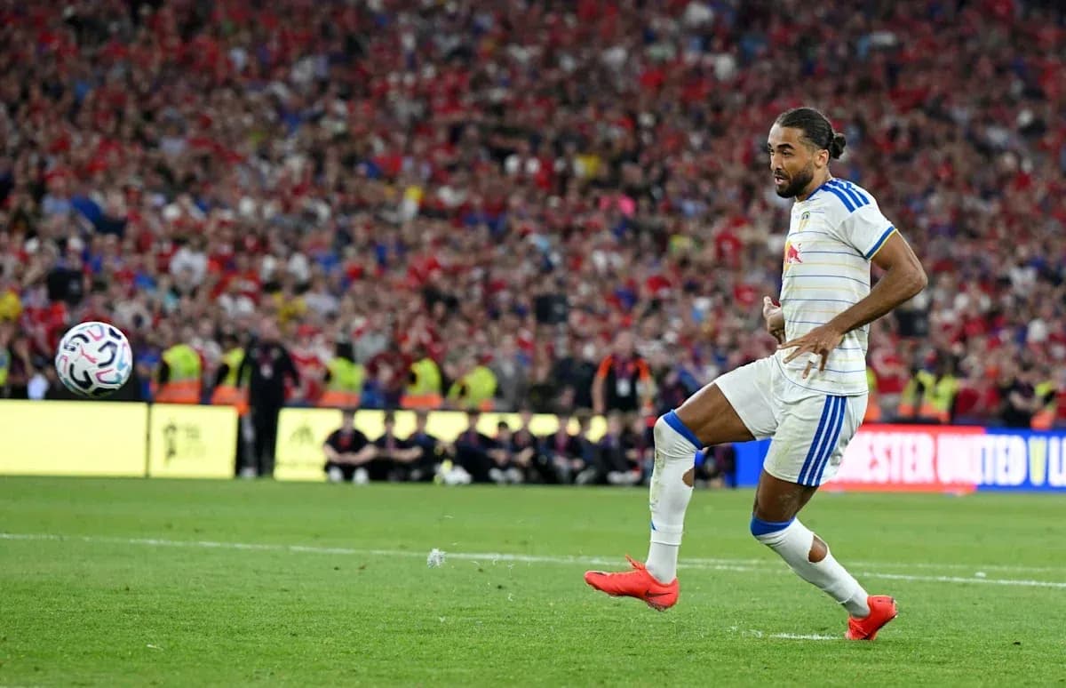 Jugador disparando el balón en partido de fútbol