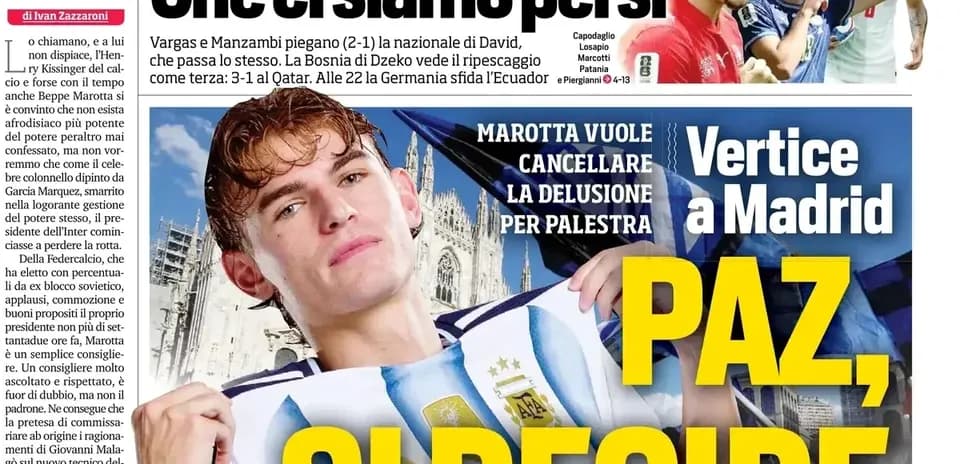 Jugador argentino posando con camiseta de la selección