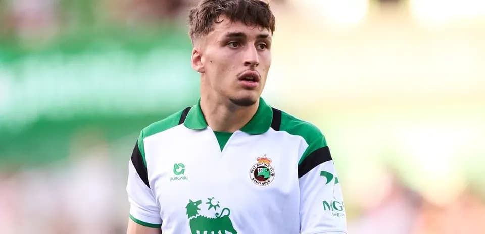 Jugador de fútbol en uniforme de Racing Santander