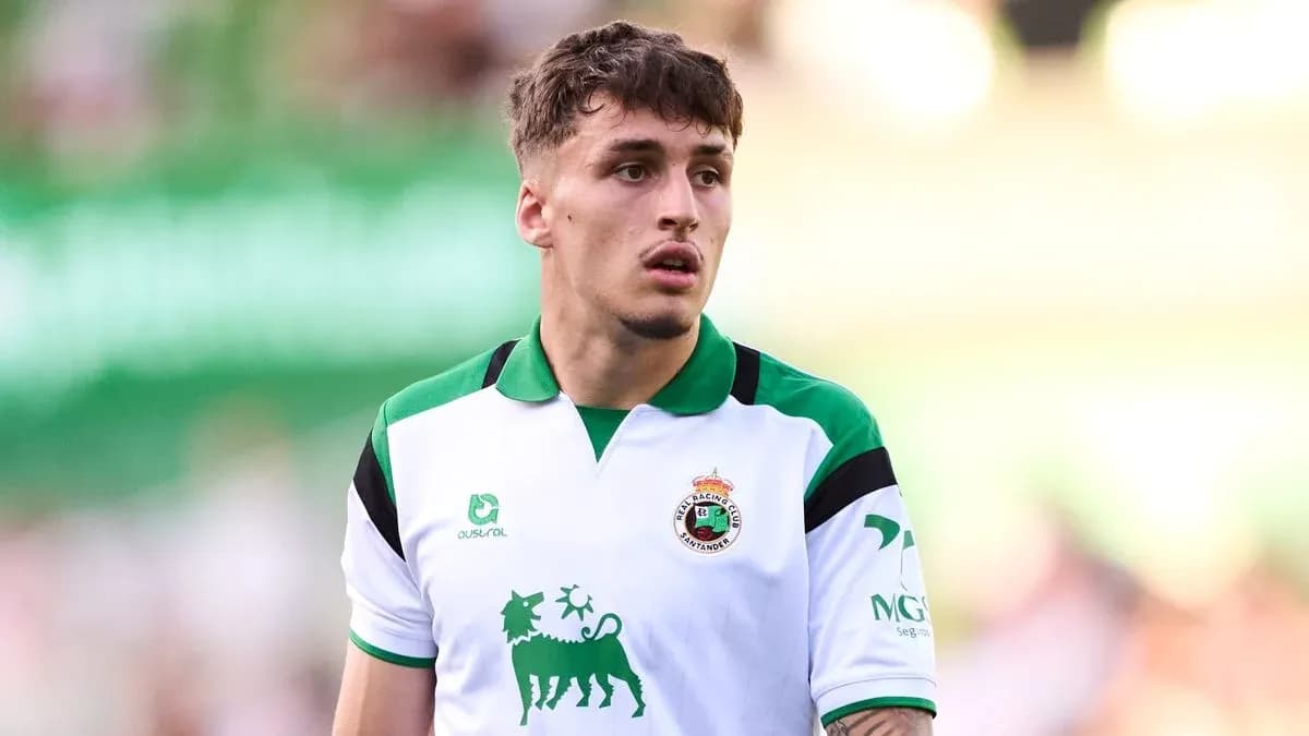 Jugador de fútbol en uniforme de Racing Santander