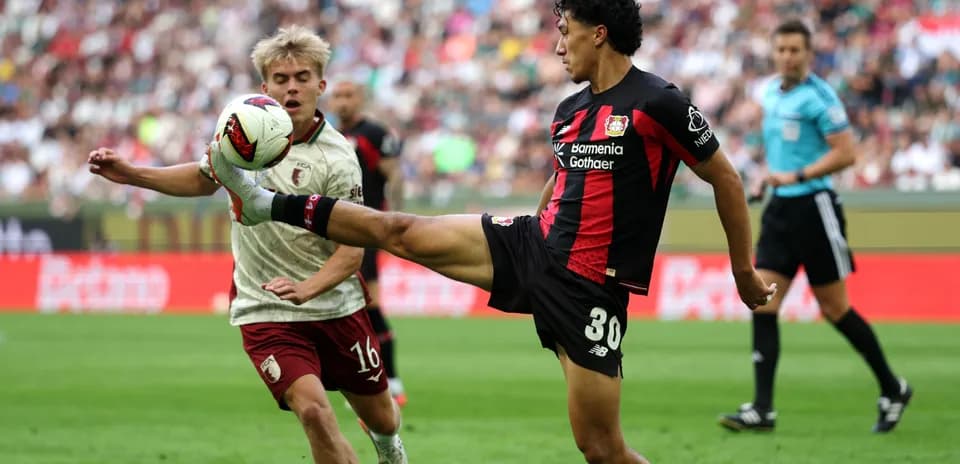 Jugador de Bayer Leverkusen pateando el balón