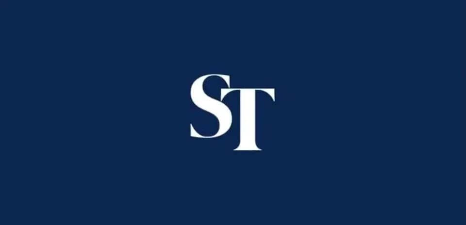 Logo de ST en fondo azul oscuro