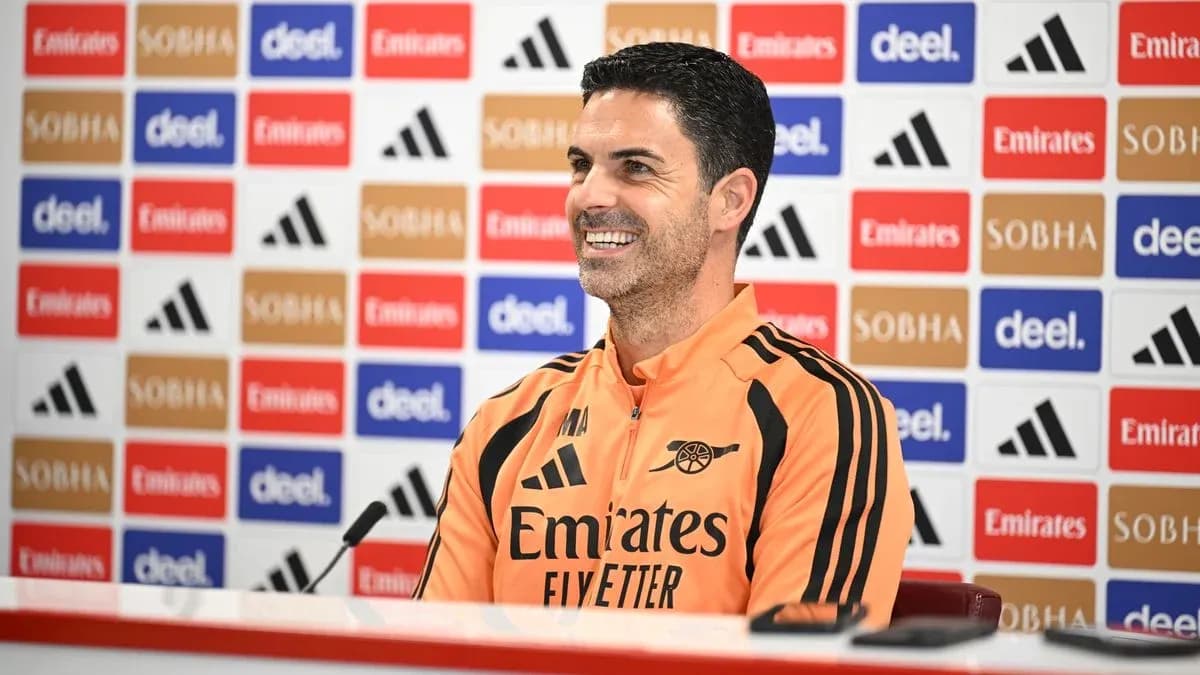 Entrenador en conferencia de prensa sonriente