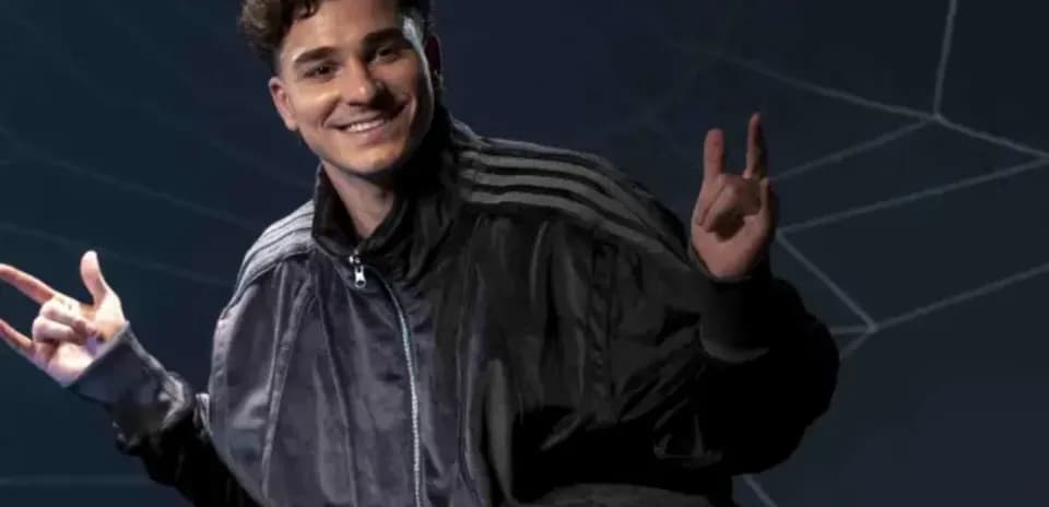 Persona sonriendo con chaqueta negra en fondo oscuro
