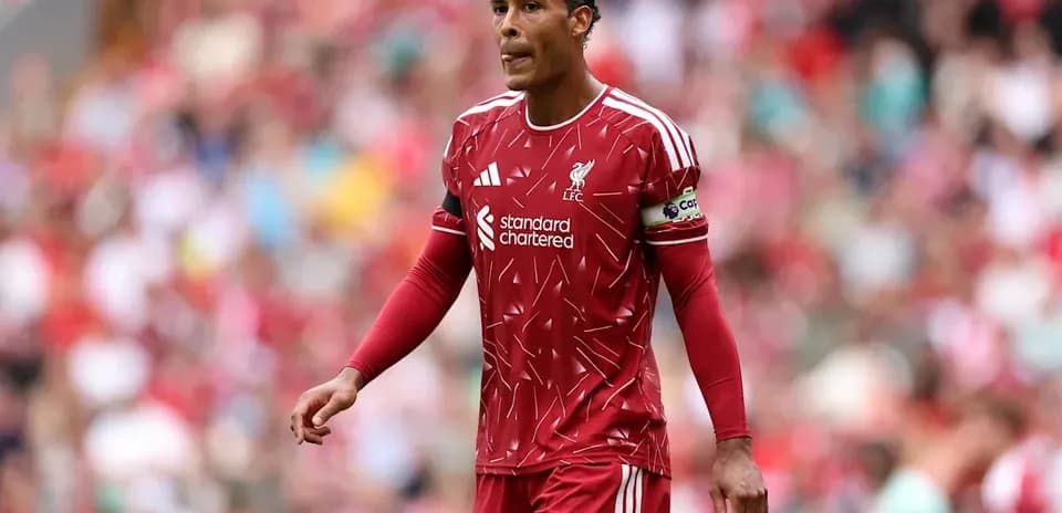 Virgil van Dijk caminando en el campo de juego
