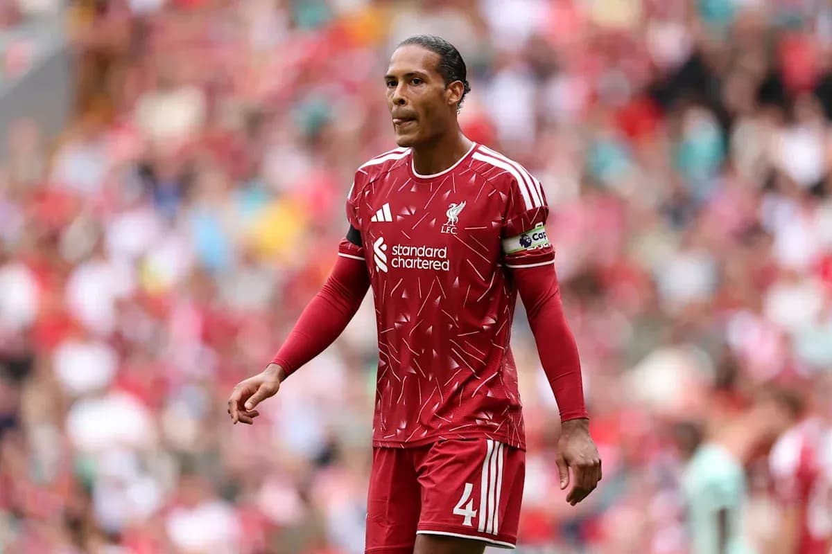Virgil van Dijk caminando en el campo de juego