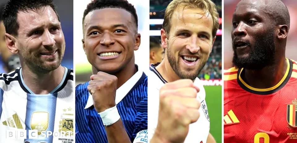 Cuatro futbolistas levantando el puño en celebración