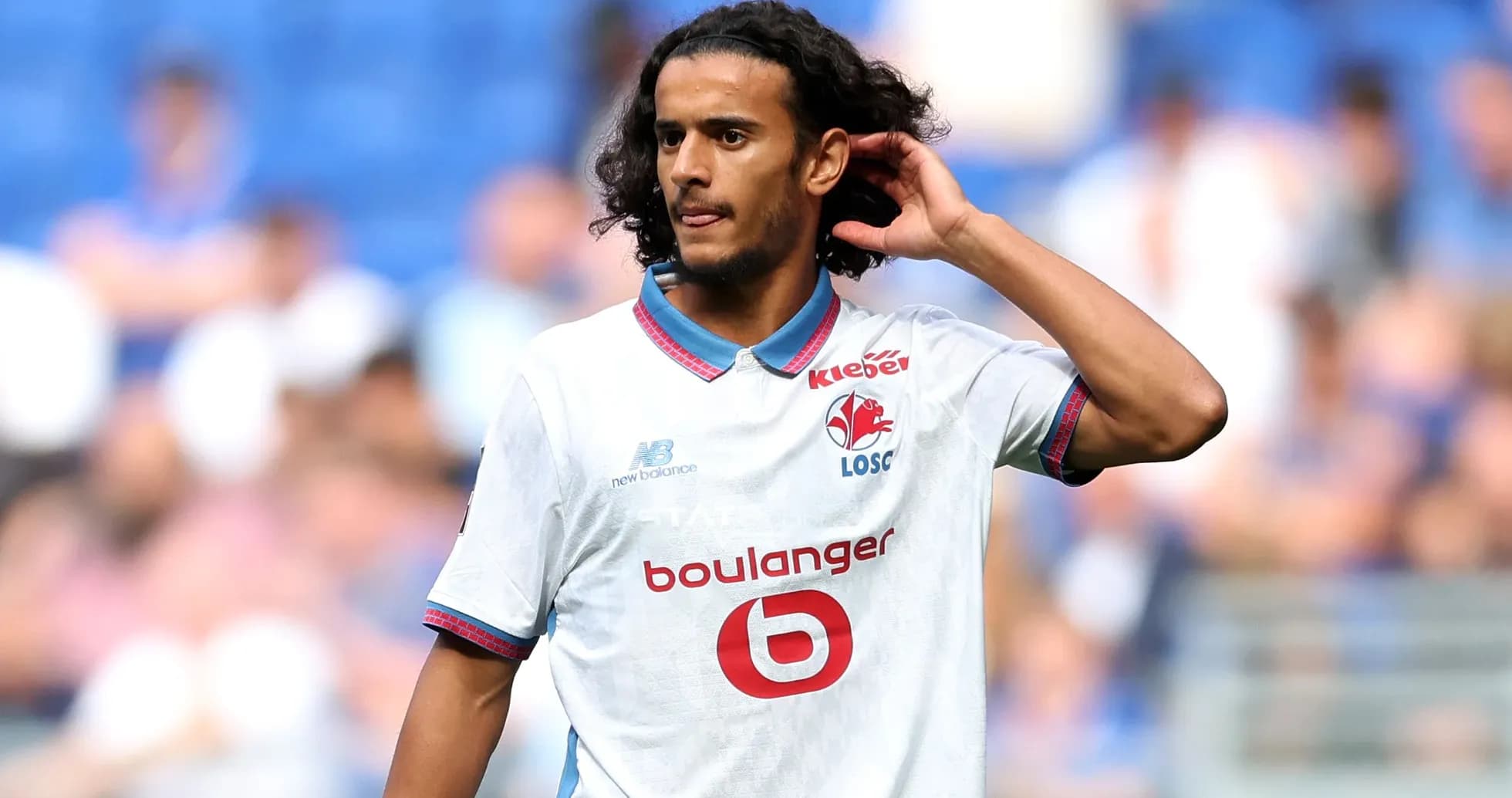 Jugador de Lille OSC en acción durante el partido