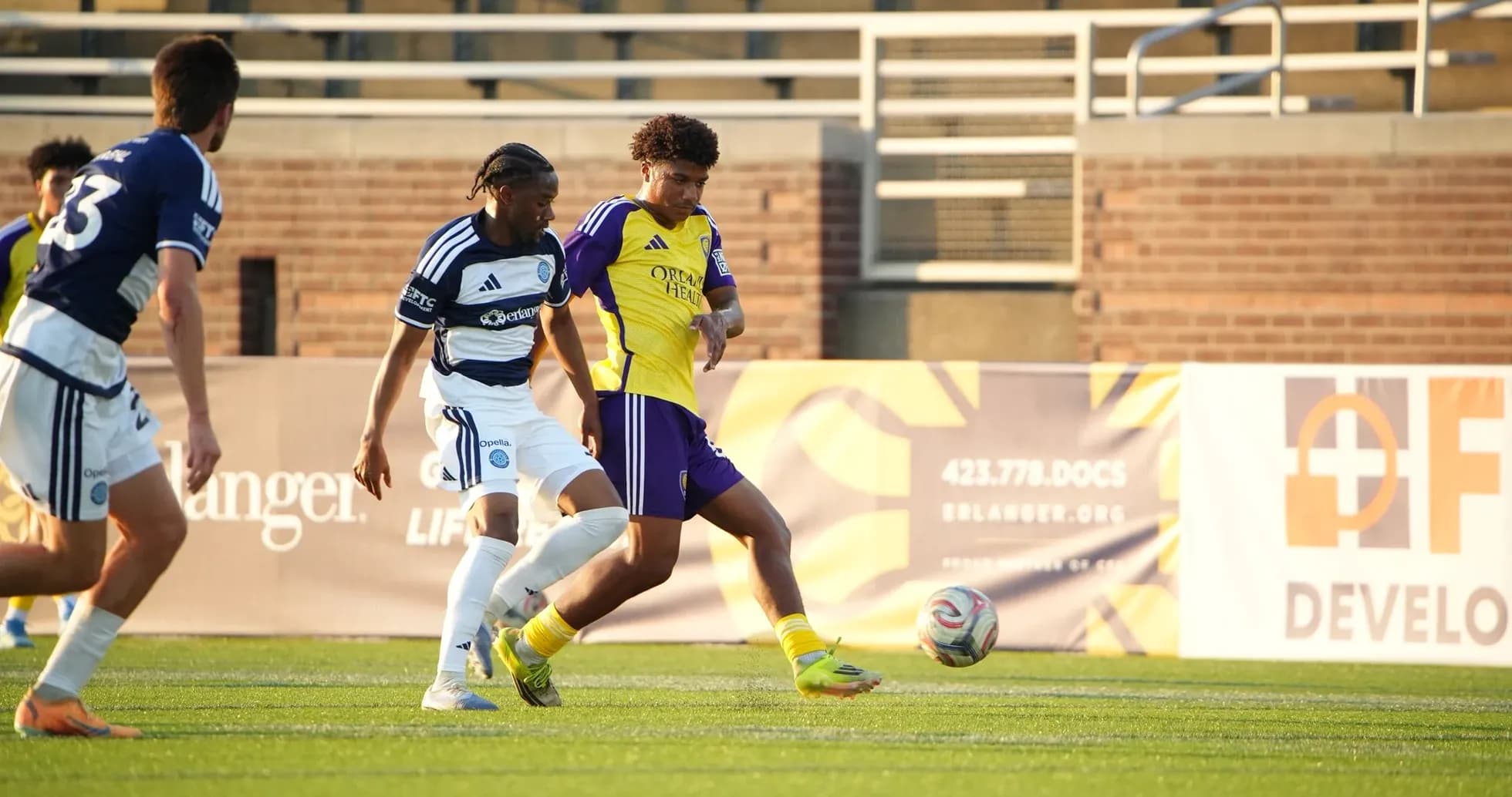 Jugando el balón en el partido Orlando City II vs Chattanooga